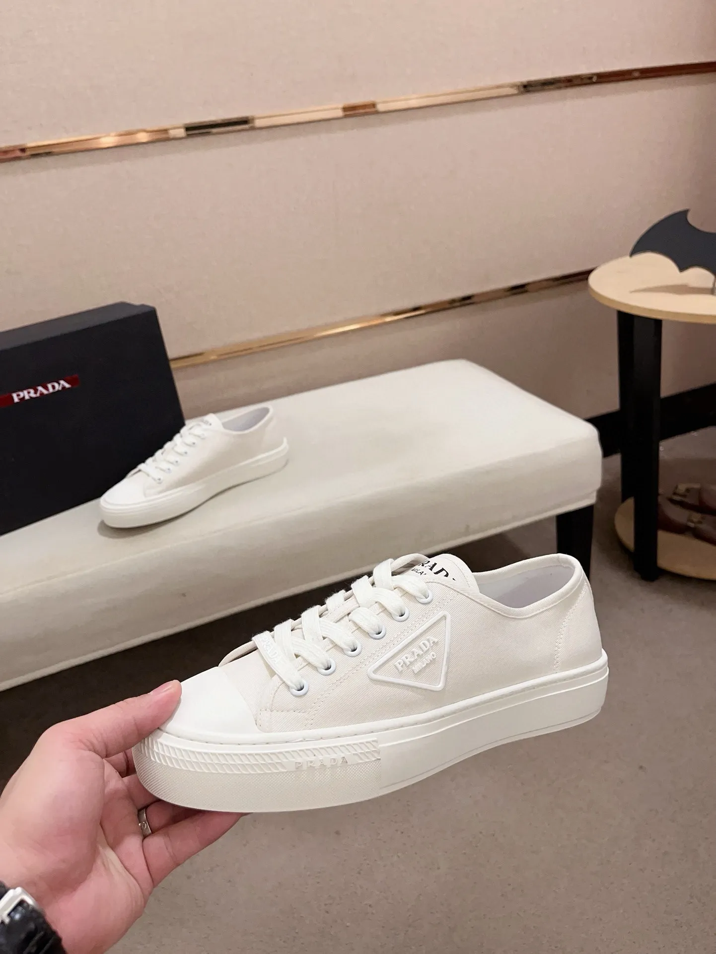 Men's shoes 💰 580💰 ✔️✔️✔️High-quality new PRADA counters are launched at the same time. The new men's shoes and 😘fabrics are selected from first-layer cowhide and are made by pure handicrafts. Lining: Full cowhide lining. 👍🏿 High-end ☄️ air-cushion molded anti-slip rubber outsole, exquisite lines, simple and elegant, comfortable and high-end for leisure travel. Code number: 38 to 44 (45 can be customized)